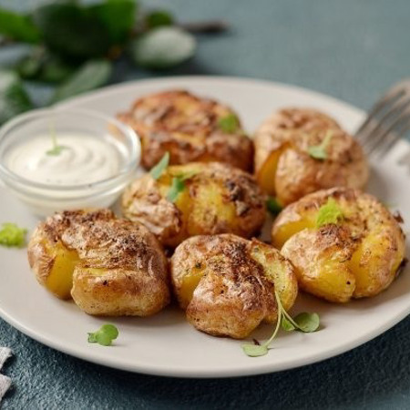 Роздавлена ​​картопля, підсмажена з часником