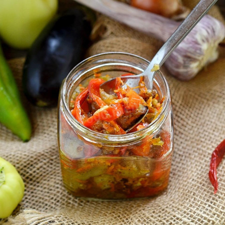 Баклажани по-корейськи з морквою і цибулею