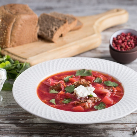 Борщ із копченими ковбасками