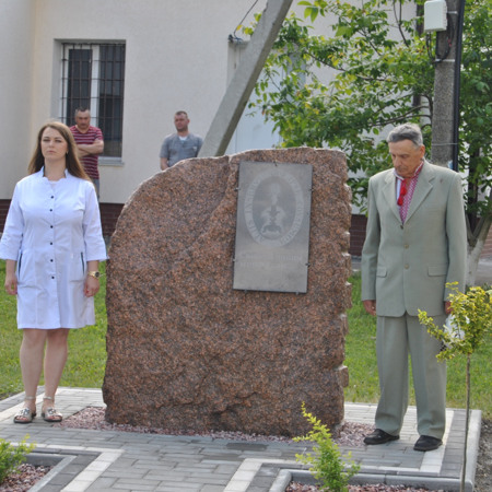 «Світячи іншим — згораю сам» (Consumor aliis inserviendo)