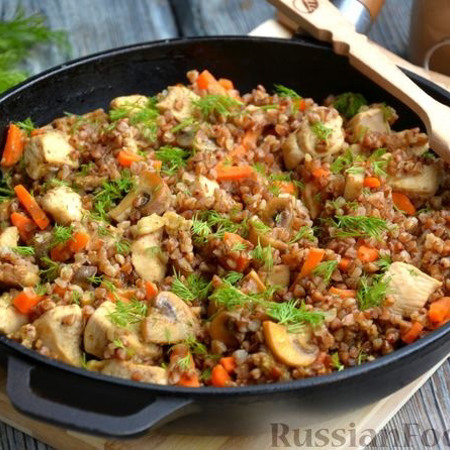 Курка з гречкою та овочами в одній сковороді