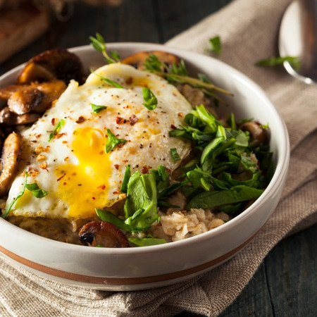 Вівсянка з грибами, солодким перцем та рукколою