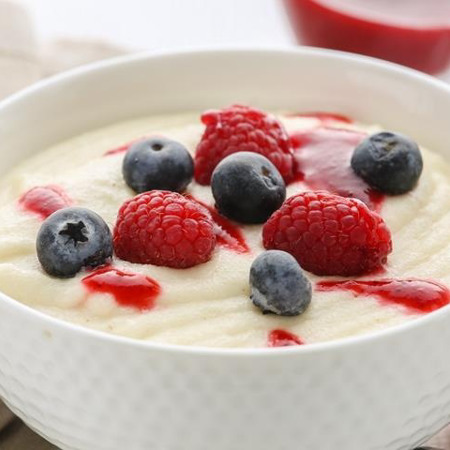 Манна каша на молоці з фруктами та ягодами