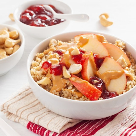 Каша з кіноа з яблуками, родзинками та корицею