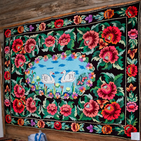 Килим з квітами та лебедями