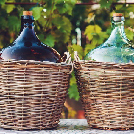 Бутлі та плетені корзини