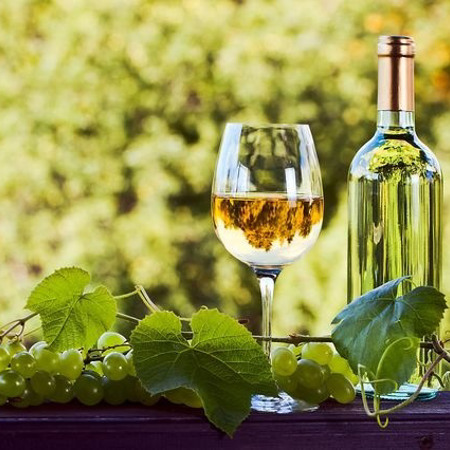 Напівсолодке вино з білого винограду