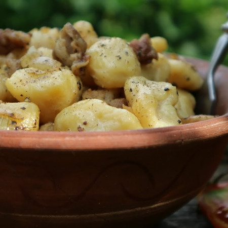 Галушки з салом і цибулею