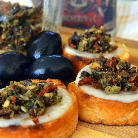 Брускета з оливковою пастою