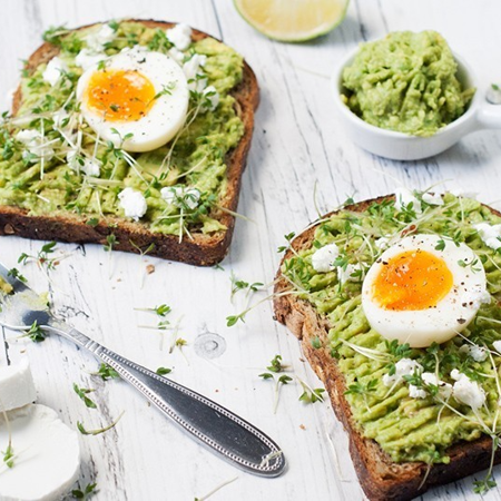 Вівторок - Тост із авокадо, яєчнею і сиром