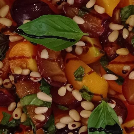 Салат зі сливою, сиром фета та горіхами