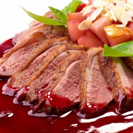 Качка зі сливовим соусом