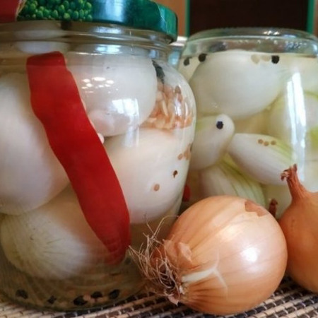 Пікантна маринована цибуля з перцем чилі