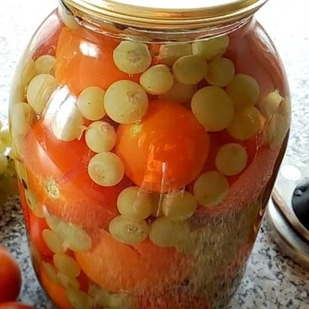 Мариновані помідори з виноградом (на зиму)