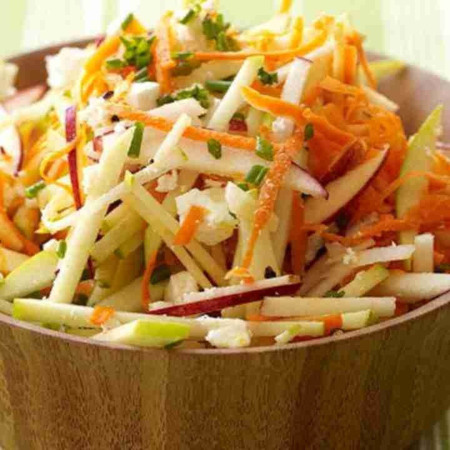 Морквяно-яблучний салат із медово-гірчичною заправкою