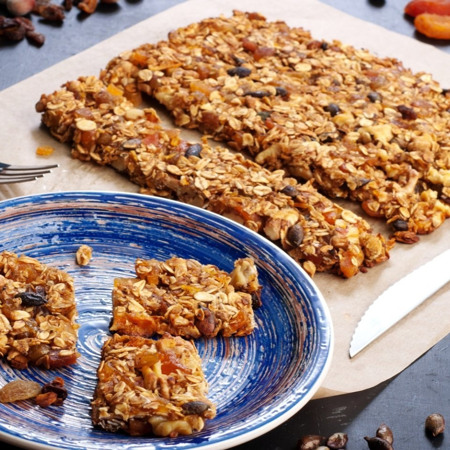 Батончики з горіхами та сухофруктами