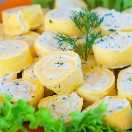 Закуска: Яєчні рулетики з сиром і зеленню 