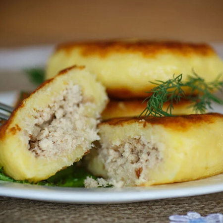 Основна страва: Картопляні зрази з м’ясною начинкою