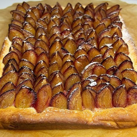 Німецький сливовий пиріг (Pflaumenkuchen) з дріжджовим тістом