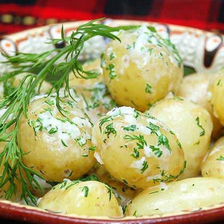 Молода картопля з вершковим соусом і зеленню