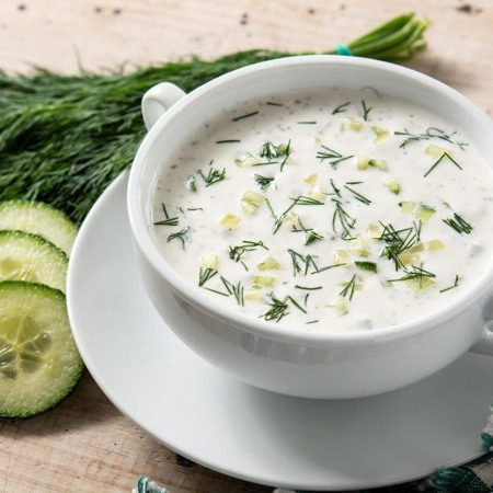 Огірковий суп з йогуртом і часником