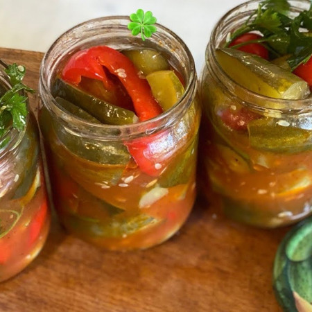 Огірки в томатному соці з болгарським перцем