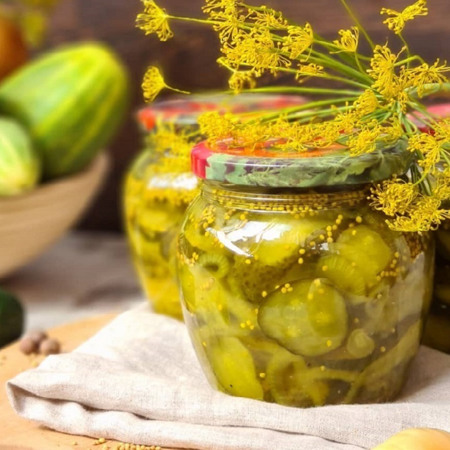 Огірки з цибулею та куркумою (жовтий маринад)