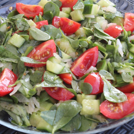 Салат зі свіжим портулаком, помідорами та фетою