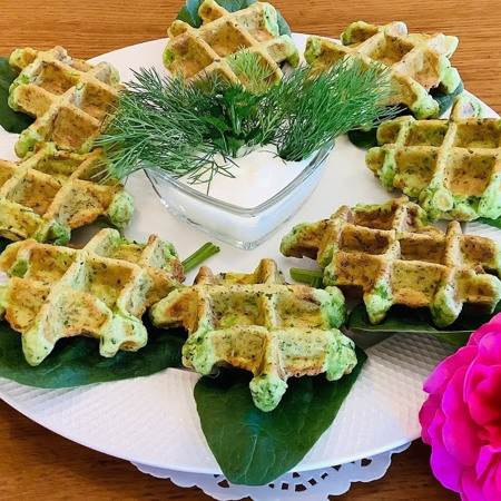 Кабачкові вафлі з фетою і кропом