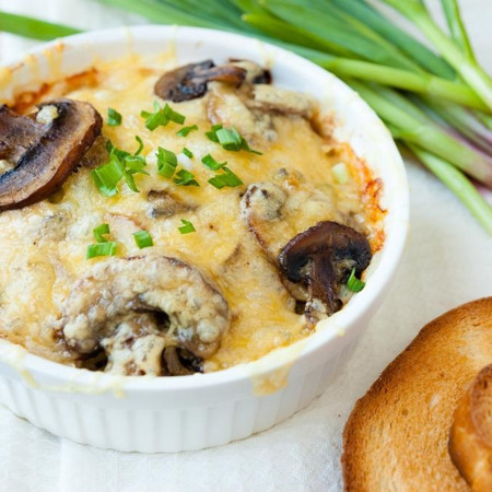 Класичний жульєн з куркою та грибами