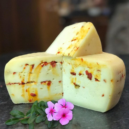 Домашній твердий сир з перцем і кропом