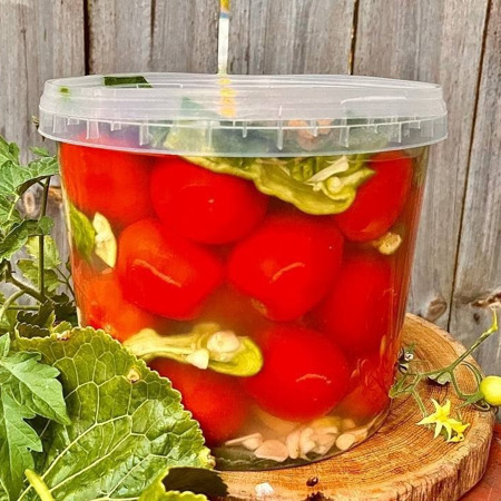 Пряні мочені червоні помідори (в діжці або банці)