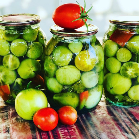 Зелені квашені помідори з яблуками