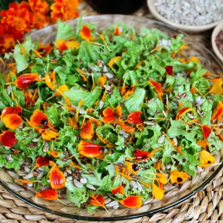 Салат із буряком і чорнобривцями