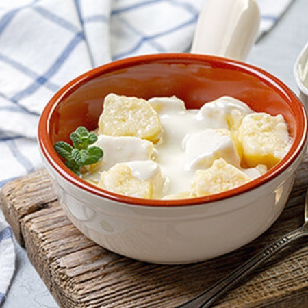 Ліниві вареники з ресторанним сирним соусом