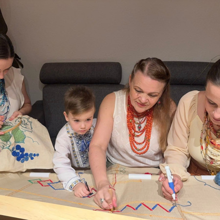 «Вишивка килимів з квітковим орнаментом»