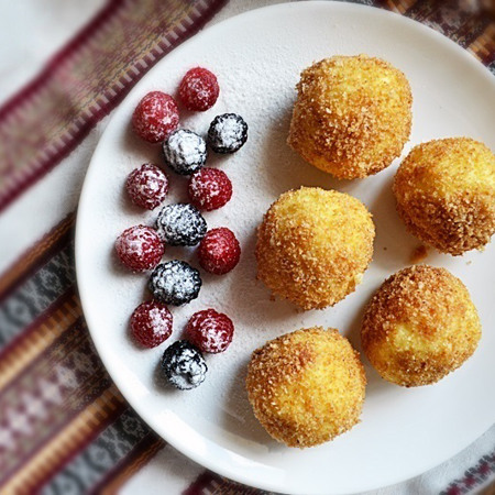 Сирні (творожні) гомбовці з ягодами 