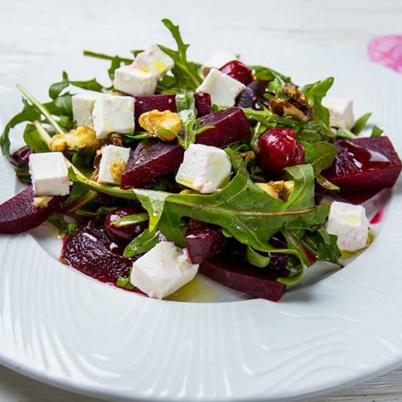 Салат з буряком, фетою та горіхами