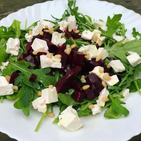 Салат з буряком, часником і сиром