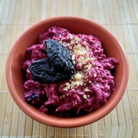 Салат з буряком і чорносливом