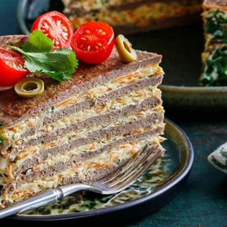 Млинцевий торт з печінкою та вершковим соусом