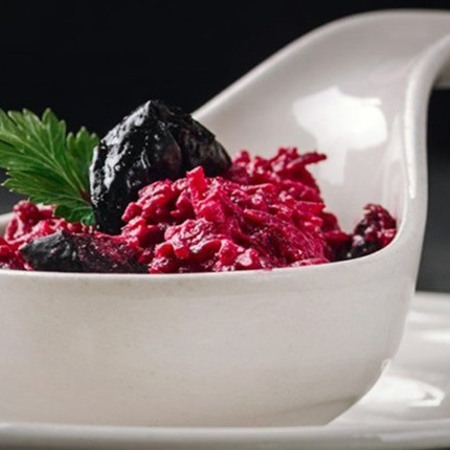 Буряковий салат з горіхами і чорносливом