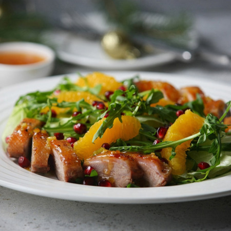 Салат з качкою, апельсином і горіхами