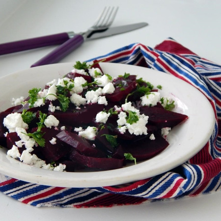 Теплий салат з карамелізованим буряком і козячим сиром