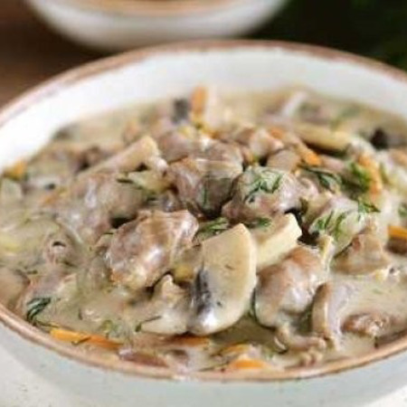 Курячі шлуночки в сметанному соусі