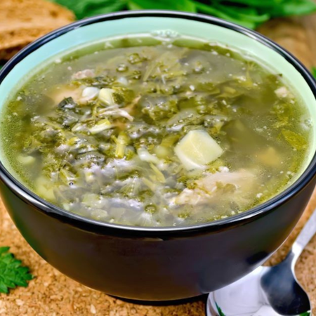 Зелений борщ із щавлем і шпинатом