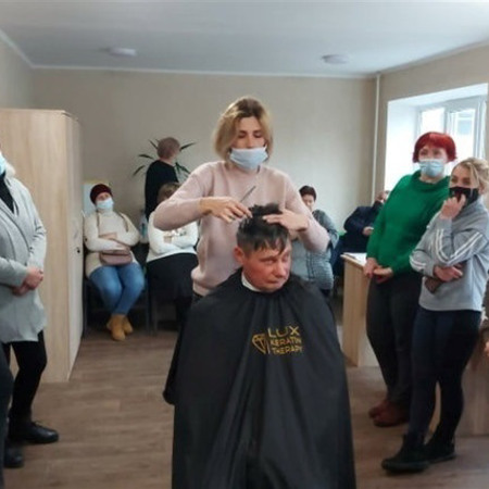 Соціальних працівниць навчали перукарській справі