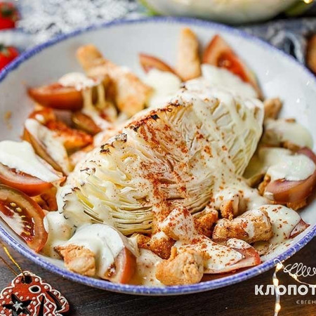 Салат із запеченої  капусти з куркою
