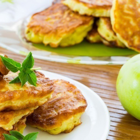 Оладки пісні  з яблуками та медом