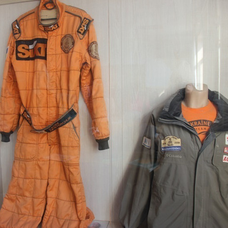 Одяг відомого гонщика